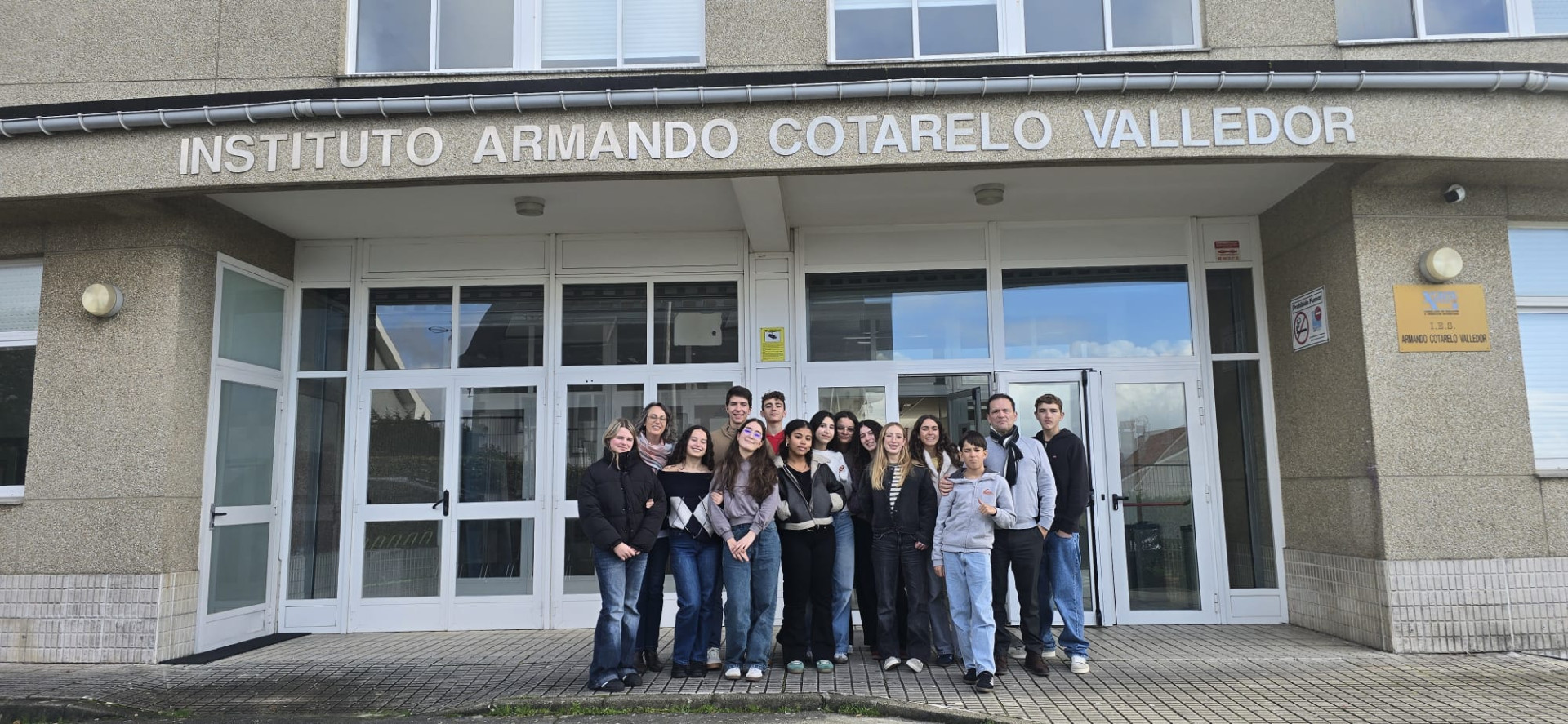 Foto do Grupo na Escola Galega.jpg